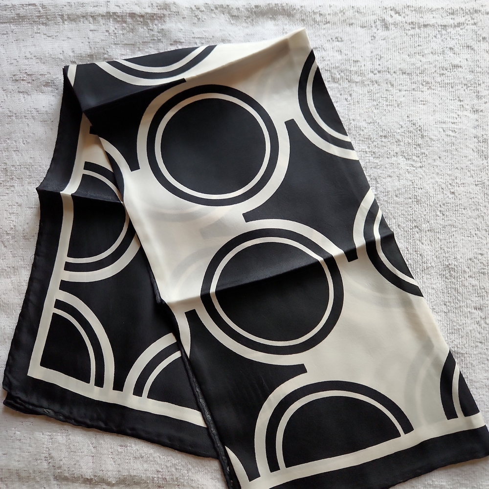 Elegant VERA Blk/Wht Geometric Scarf
